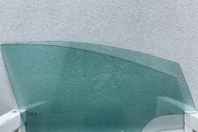 Дясно предно странично стъкло FORD FIESTA MK7 5D на ниска цена