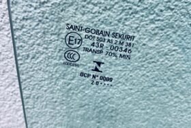 което се спуска