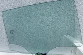 Дясно задно стъкло за MAZDA 3 2019- с електрическо управление. на ниска цена