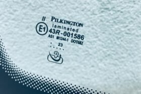 Ново предно стъкло JEEP COMPASS 2020 - АКУСТИКА + КАМЕРА + СЕНЗОР-3 на ниска цена