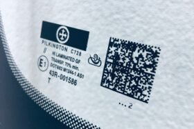Ново предно стъкло за FIAT 500E 5T 2020 - АКУ+КАМ+СЕН-3 на ниска цена