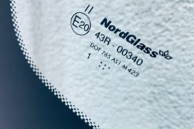 Ново предно стъкло за PEUGEOT 308 2013--3 на ниска цена