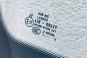 Ново предно стъкло за VW TOURAN 2015 - АКУ+КАМ+СЕН+ОЕ-3 на ниска цена