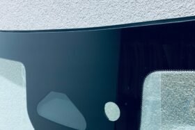 Новото предно стъкло за MERCEDES C W206 21- KAM+SEN+HUD.-2 на ниска цена