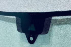 Предно стъкло AUDI Q8 2018- АКУСТИКА+КАМЕРА+СЕНЗОР+HUD-3 на ниска цена