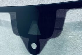 ПРЕДНО СТЪКЛО AUDI Q8 E-TRON 2018- АКУСТИЧНО + КАМЕРА + СЕНЗОР-2 на ниска цена