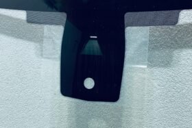 Предно стъкло BERLINGO PARTNER COMBO DOBLO 2024 - АКУСТИКА + КАМЕРА + СЕНЗОР-2 на ниска цена