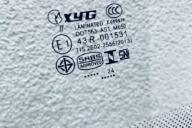 ПРЕДНО СТЪКЛО BMW E39 1999-2003 С МЯСТО ЗА СЕНЗОР-3 на ниска цена