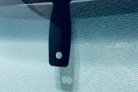 Предно стъкло BMW i3 2013 - АКУСТИЧНО + СЕНЗОР ЗА ДЪЖД/ЗА ЗАЗОР.-2 на ниска цена