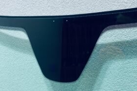 Предно стъкло CHRYSLER 300 DODGE CHARGER LANCIA THEMA 2011 - АКУСТИКА + СЕНЗОР-2 на ниска цена