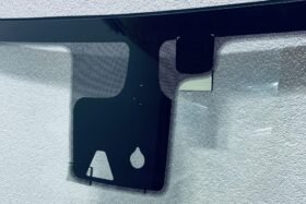 ПРЕДНО СТЪКЛО CHRYSLER PACIFICA 2017- КАМЕРА+СЕНЗОР-2 на ниска цена