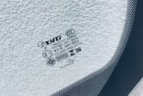 ПРЕДНО СТЪКЛО JEEP GRAND CHEROKEE WK2 2016-2021 СЕНЗОР-3 на ниска цена