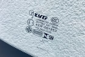 ПРЕДНО СТЪКЛО DS 7 CROSSBACK 2017- СЕНЗОР+КАМЕРА-3 на ниска цена