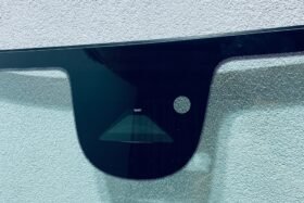 Предно стъкло FIAT 500 2020- КАМЕРА+СЕНЗОР+ОТОПЛЕНИЕ+MOPAR-2 на ниска цена