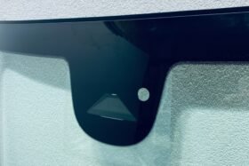 Предно стъкло FIAT 500 CABRIO 2020- АКУСТИКА+КАМЕРА+СЕНЗОР+ОТОПЛЕНИЕ+OE-2 на ниска цена