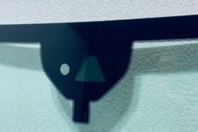 Предно стъкло FORD KUGA III 2020- АКУСТИКА+КАМЕРА + СЕНЗОР+ОТОПЛЕНИЕ+OE-2 на ниска цена