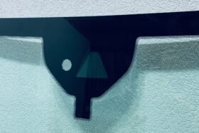 Предно стъкло FORD KUGA III 2020- АКУСТИКА+КАМЕРА + СЕНЗОР+ОТОПЛЕНИЕ+ОЕ-2 на ниска цена