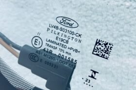 Предно стъкло FORD KUGA III 2020- АКУСТИКА+КАМЕРА + СЕНЗОР+ОТОПЛЕНИЕ+OE-3 на ниска цена