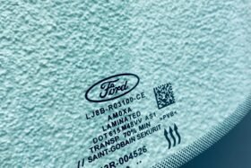 Предно стъкло FORD MUSTANG MACH-E 2021- АКУСТИКА+КАМЕРА + СЕНЗОР+ОТОПЛЕНИЕ+OE-3 на ниска цена