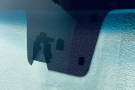 Предно стъкло HYUNDAI I30 HBK/KBI 2017- КАМЕРА+OE-2 на ниска цена