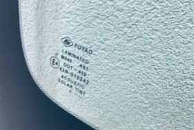 Предно стъкло HYUNDAI KONA 2020 - АКУСТИКА + КАМЕРА + СЕНЗОР + СЕН. ВИЛ.-3 на ниска цена