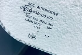 Предно стъкло HYUNDAI KONA 2020- АКУСТИКА+КАМЕРА+СЕНЗОР+-3 на ниска цена