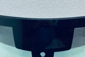 Предно стъкло JAGUAR XE X760 2020- АКУ+КАМ+СЕН+HUD+ОЕ-2 на ниска цена