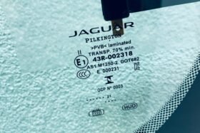 Предно стъкло JAGUAR XE X760 2020- АКУ+КАМ+СЕН+HUD+ОЕ-3 на ниска цена