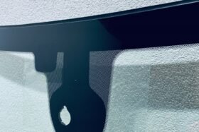 Предно стъкло JEEP GRAND CHEROKEE WK2 2016-2021 АКУСТИКА+СЕНЗОР+СЕН. ВЛАЖНОСТ-2 на ниска цена