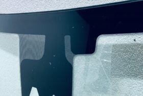 Предно стъкло JEEP GRAND CHEROKEE WK2 2016-2021 СЕНЗОР+КАМЕРА-2 на ниска цена