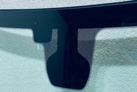 Предно стъкло JEEP GRAND CHEROKEE WK2 2016- АКУСТИКА+СЕН. ВЛАГОСТИ-2 на ниска цена