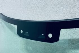 Предно стъкло LAND ROVER DEFENDER L663 2020-КАМЕРА+СЕНЗОР ЗА ОГРЯВАНЕ+HUD+OE-2 на ниска цена