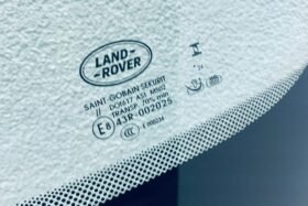 Предно стъкло LANDROVER DISCOVERY 2017 - АКУСТИКА + КАМЕРА + СЕНЗОР + ОТОПЛЕНИЕ-3 на ниска цена