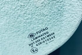 Предно стъкло MAZDA 2 2003-2007-3 на ниска цена