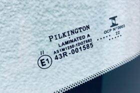 Предно стъкло MAZDA 2 II 2008-2011 АКУ+СЕН-3 на ниска цена