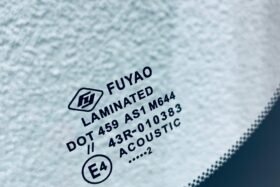 Предно стъкло MAZDA 2 III 2018- AKU+SEN-3 на ниска цена