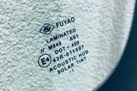 Предно стъкло MAZDA 3 2019- АКУСТИКА+СЕНЗОР+HUD+ПРЕЦЕНКА-3 на ниска цена