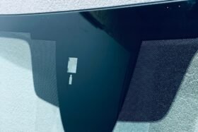 Предно стъкло MAZDA 3 2019- АКУСТИКА+СЕНЗОР+HUD+ОРИГИНАЛ-2 на ниска цена