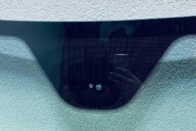 Предно стъкло MERCEDES C W203 4D/KBI 2003-2007 СЕНЗОР ЗА ДЪЖД/ЗАЗОР-2 на ниска цена