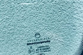 Предно стъкло MERCEDES C W203 4D/KBI 2003-2007 СЕНЗОР ЗА ДЪЖД/ЗАЗОР-3 на ниска цена