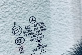 Предно стъкло MERCEDES C W206 20- KAM+SEN+HUD+OE-3 на ниска цена