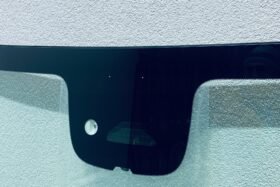 Предно стъкло MERCEDES GLB X247 2020- EQB C243 2022 - АКУСТИКА + КАМЕРА + СЕНЗОР-2 на ниска цена