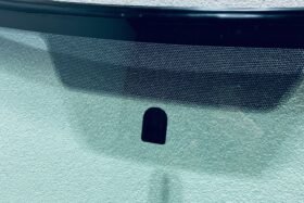 Предно стъкло MERCEDES M 1998-2005 ЗАЩИТНА ПЛАСТИНА-2 на ниска цена