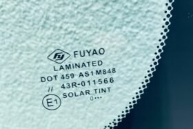 Предно стъкло MERCEDES M 1998-2005 ЗАЩИТНА ПЛАСТИНА-3 на ниска цена