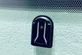 Предно стъкло MERCEDES M 1998-2005 ЗАЩИТНА ПЛАСТИНА-4 на ниска цена