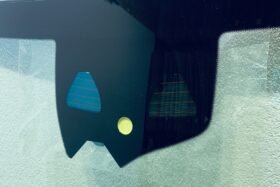 Предно стъкло MERCEDES S W223 2021-СЛЪНЧЕВА+СЕНЗОР+HUD С НАГРЕВАНЕ+КАМЕРА+ОРИГИНАЛ-2 на ниска цена