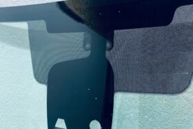 Предно стъкло NISSAN QASHQAI 2017- АКУ+КАМ+СЕН+ГРЗ-2 на ниска цена