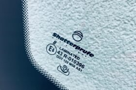 Предно стъкло NISSAN QASHQAI 2017- АКУ+КАМ+СЕН+ГРЗ-3 на ниска цена