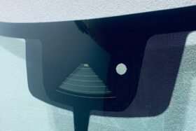 Ново предно стъкло NISSAN QASHQAI 2021 - КАМЕРА + СЕНЗОР + ОТОПЛЕНИЕ + HUD-2 на ниска цена