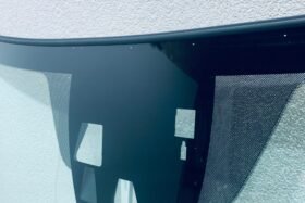 Предно стъкло НОВА MAZDA 2 2018- АКУ+КАМ+СЕН-2 на ниска цена